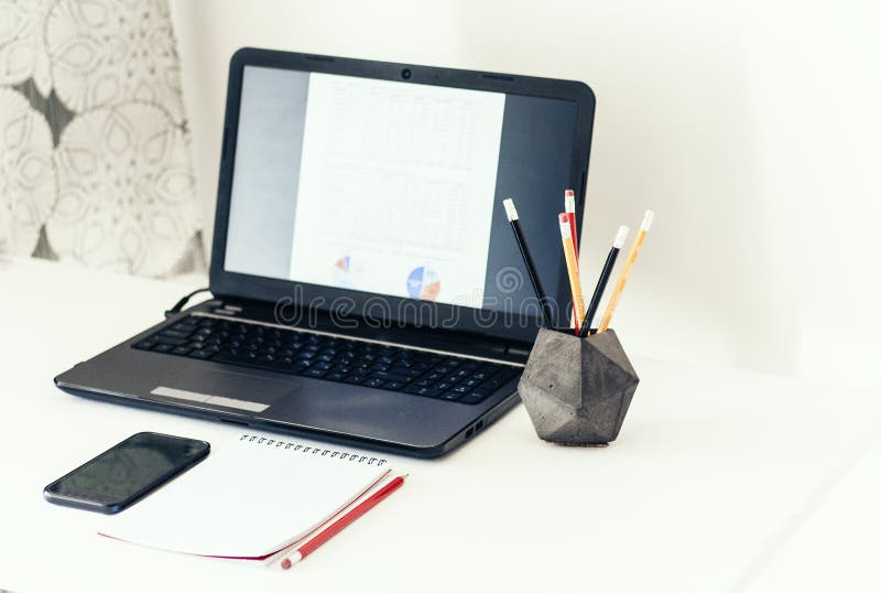 Port?til, smartphone, caderno e l?pis no suporte concreto na tabela branca no fundo do neg?cio do escrit?rio para a aprendizagem fotografia de stock Port?til, smartphone, caderno e l?pis no suporte concreto na tabela branca no fundo do neg?cio do escrit?rio para a aprendizagem fotografia de stock