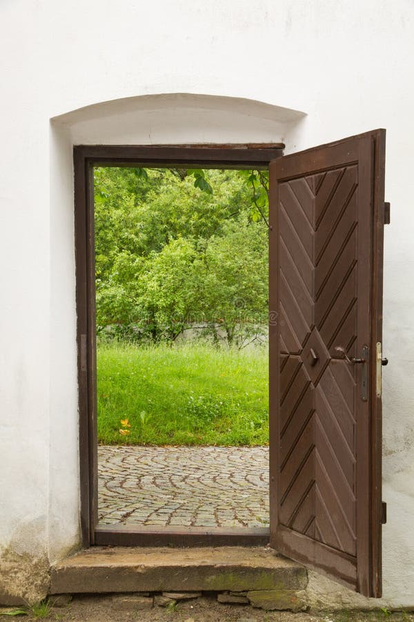 Sognare La Porta Di Casa Aperta Porta aperta fotografia stock. Immagine di entrata, europa - 25500366