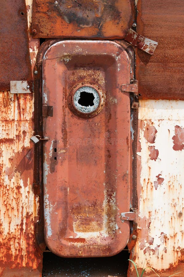 Porta arrugginita sulla nave abbandonata demolita immagini stock Porta arrugginita sulla nave abbandonata demolita immagini stock