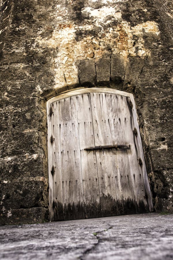 Porta assustador do Dungeon imagem de stock royalty free Porta assustador do Dungeon imagem de stock royalty free