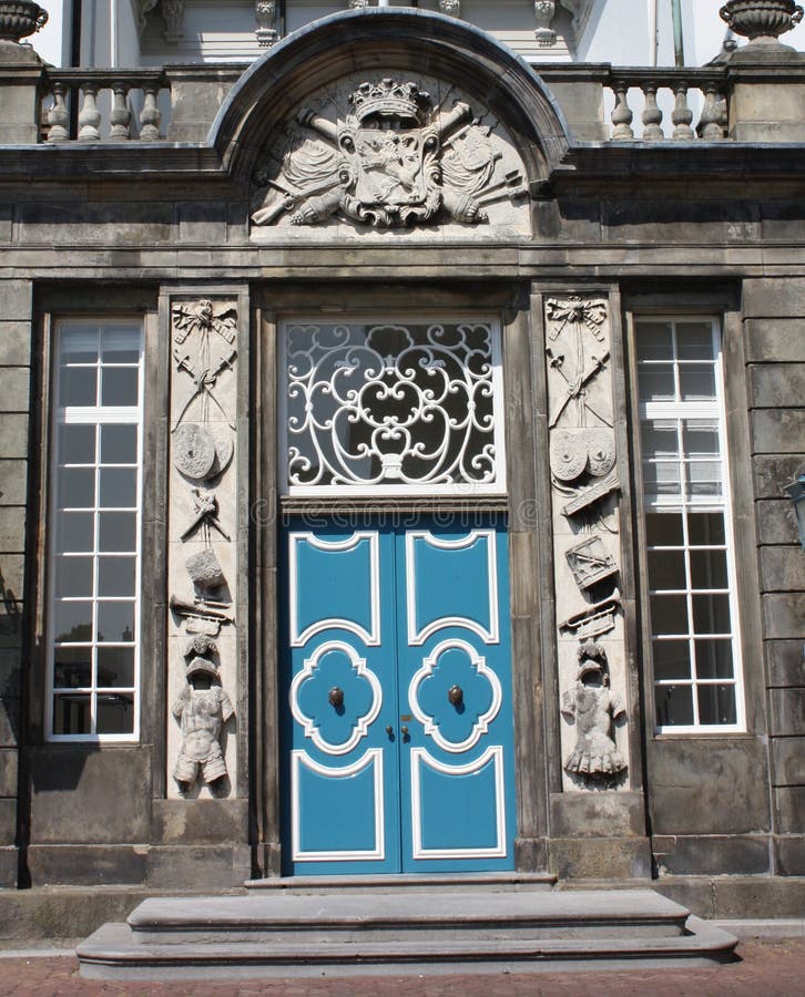 Porta blu antica di una casa Zutphen immagine stock Porta blu antica di una casa Zutphen immagine stock