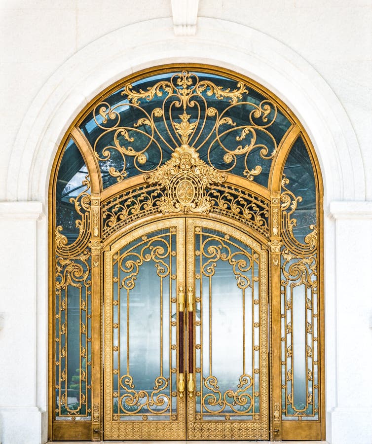 A porta chiusa di costruzione con il modello decorato dell'oro.