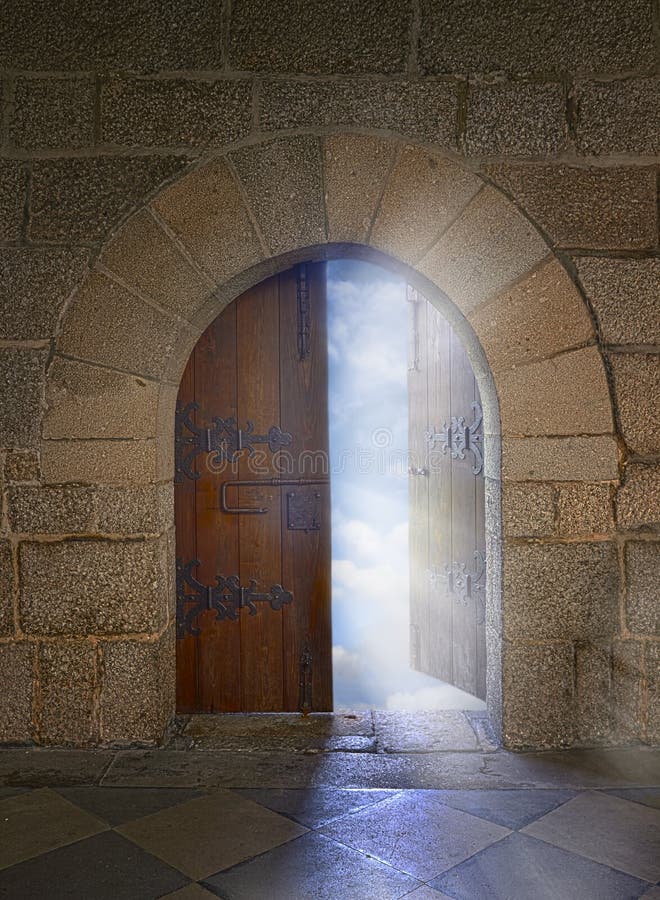 Porta Che Si Apre Da Sola Significato Porta Con L'arco Che Si Apre Ad Un Cielo Nuvoloso Immagine Stock