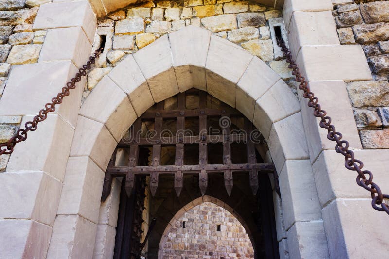 Porta da entrada ao vertical da adega do vale de Castel Gate Castello di Amorosa Napa imagem de stock royalty free Porta da entrada ao vertical da adega do vale de Castel Gate Castello di Amorosa Napa imagem de stock royalty free