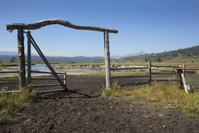 Porta da entrada do rancho no pasto, banco do rio da forquilha do búfalo, Wyoming fotos de stock Porta da entrada do rancho no pasto, banco do rio da forquilha do búfalo, Wyoming fotos de stock