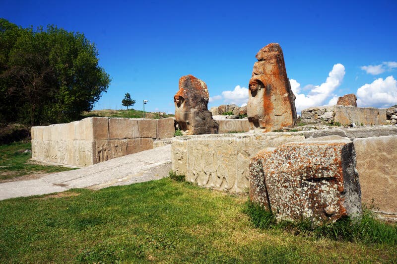 Vista Lateral Do Portão De Esfinge Em Hattusa, Uma Cidade Antiga Localizada  Perto De Bogazale Moderno Na Província Do Coro De Turk Foto de Stock -  Imagem de escultura, pedra: 255079190