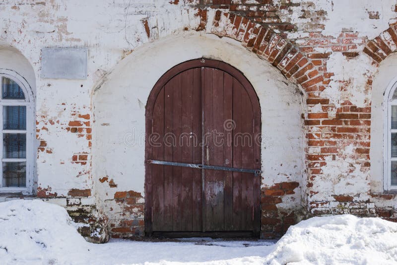A porta da rua est? em uma parede de pedra antiga, a porta velha do ferro forjado do metal ? travada Fechamento fechado do metal fotografia de stock A porta da rua est? em uma parede de pedra antiga, a porta velha do ferro forjado do metal ? travada Fechamento fechado do metal fotografia de stock