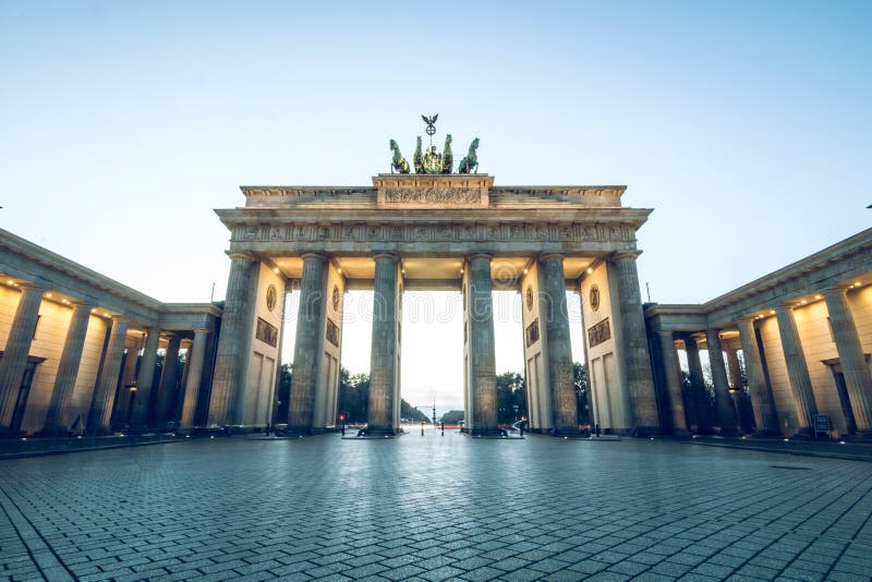 Porta de Brandemburgo sem pessoas um céu azul fotografia de stock Porta de Brandemburgo sem pessoas um céu azul fotografia de stock