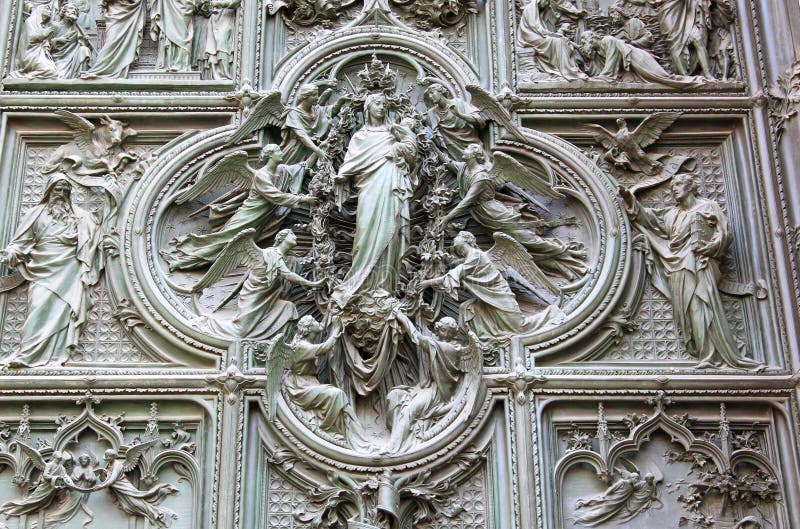 Porta de bronze de Milan Cathedral, Itália imagens de stock royalty free Porta de bronze de Milan Cathedral, Itália imagens de stock royalty free
