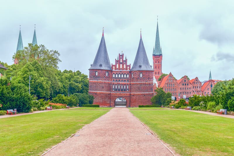 A porta de Holsten no centro velho da cidade Hanseatic de Luebeck germany foto de stock A porta de Holsten no centro velho da cidade Hanseatic de Luebeck germany foto de stock
