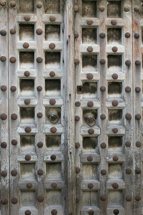 Porta de madeira cinzelada