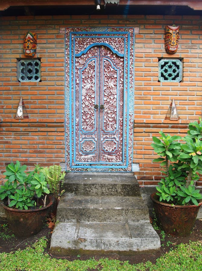 Porta de madeira cinzelada Balinese
