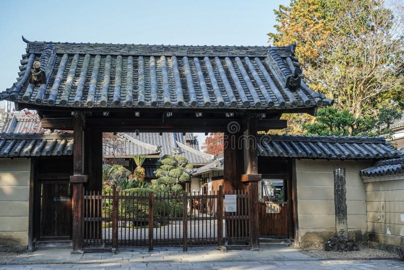 Porta de madeira do santuário xintoísmo em Kyoto imagens de stock Porta de madeira do santuário xintoísmo em Kyoto imagens de stock