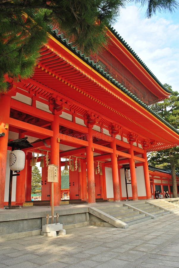 Porta de madeira vermelha do santuário de Heian em Kyoto, Japão imagem de stock royalty free Porta de madeira vermelha do santuário de Heian em Kyoto, Japão imagem de stock royalty free