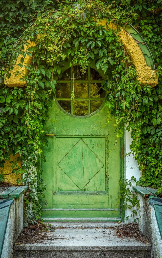 Porta del cottage di favola immagine stock libera da diritti Porta del cottage di favola immagine stock libera da diritti