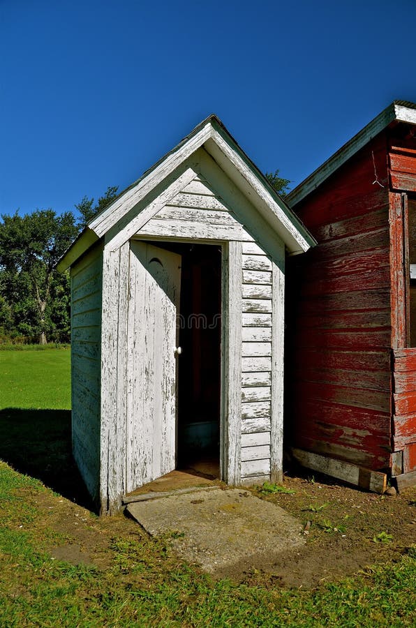 Porta del fabbricato annesso lasciata aperta fotografie stock libere da diritti Porta del fabbricato annesso lasciata aperta fotografie stock libere da diritti