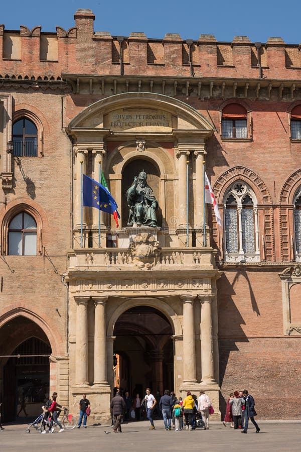 Porta del palazzo di Accursio in piazza Maggiore di Bologna Italia immagine stock Porta del palazzo di Accursio in piazza Maggiore di Bologna Italia immagine stock
