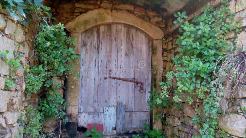 Porta di legno sulla casa rovinata, vecchio Perithia, Corfù fotografia stock Porta di legno sulla casa rovinata, vecchio Perithia, Corfù fotografia stock