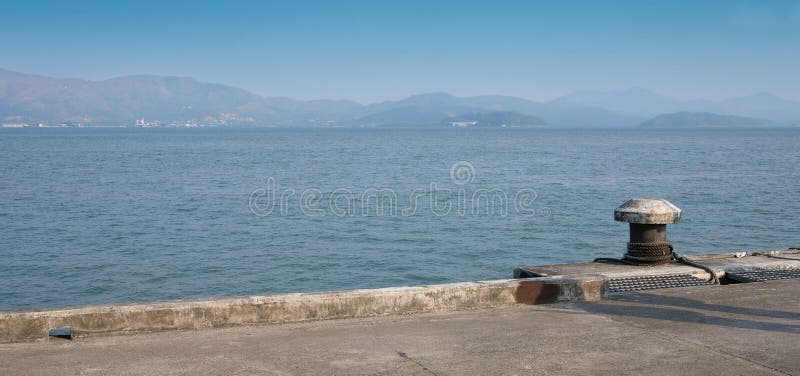 Porta di Ranong in tailandese di fronte al punto di vista del paese del Myanmar da lontano immagini stock libere da diritti Porta di Ranong in tailandese di fronte al punto di vista del paese del Myanmar da lontano immagini stock libere da diritti