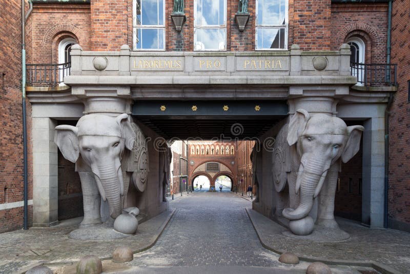 Porta do elefante na cervejaria de Carlsberg fotografia de stock Porta do elefante na cervejaria de Carlsberg fotografia de stock
