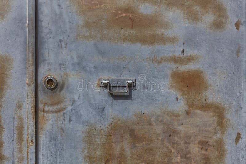 Porta do metal do close up com o fechamento no estilo sujo fotos de stock royalty free Porta do metal do close up com o fechamento no estilo sujo fotos de stock royalty free