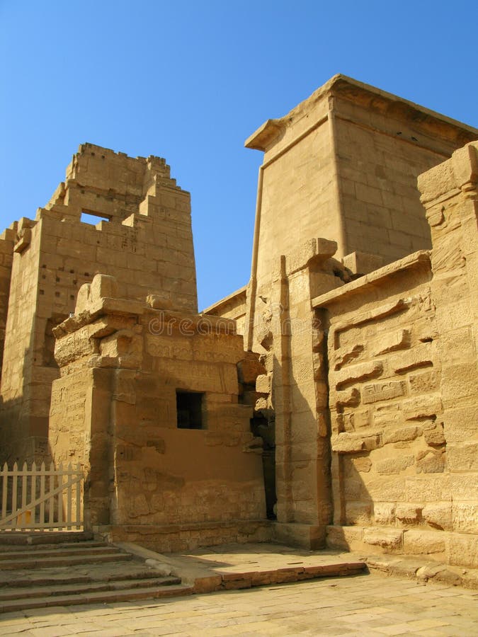 Portão do templo de Medinet Habu. Luxor, Egito fotografia de stock