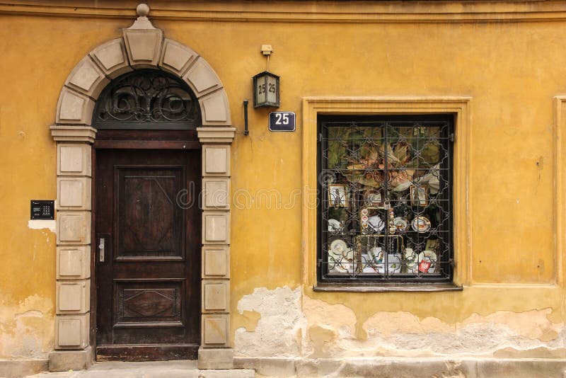 Porta e finestra tipiche in Città Vecchia. Varsavia. La Polonia