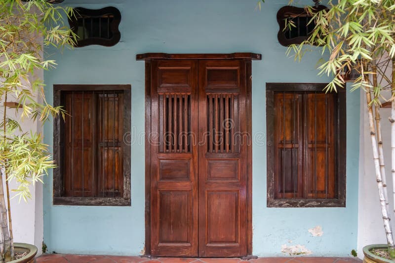 Porta E Janelas De Madeira Escuras De Entrada Da Mostra Do Fundo Da Fachada  Da Casa De Fileira Com a Haste De Aço Na Luz - Parede Foto de Stock - Imagem