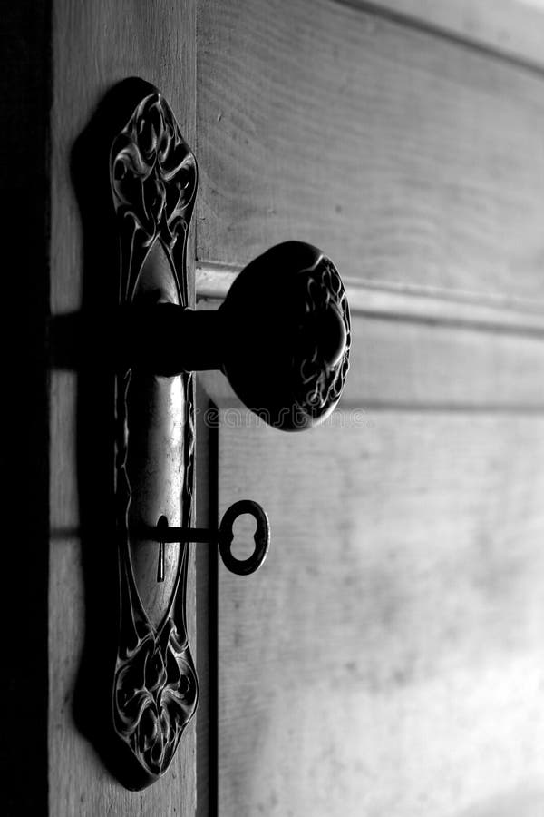Porta e punho de porta antigos com chave de esqueleto dentro