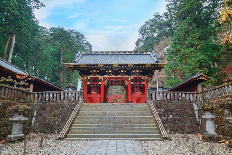 porta em Taiyuinbyo - o mausoléu de NIO-segunda-feira de Tokugawa Iemitsu em Nikko