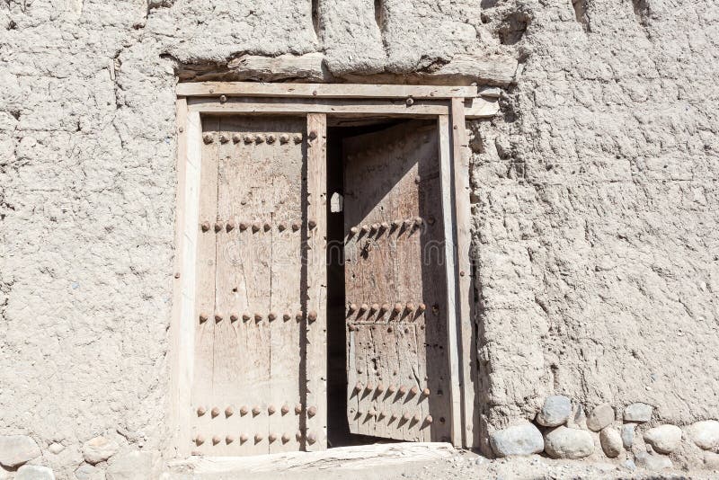 Download Porta Em Uma Ruína De Uma Vila Omanense Velha Foto de Stock - Imagem de médio, ruína: 65577852