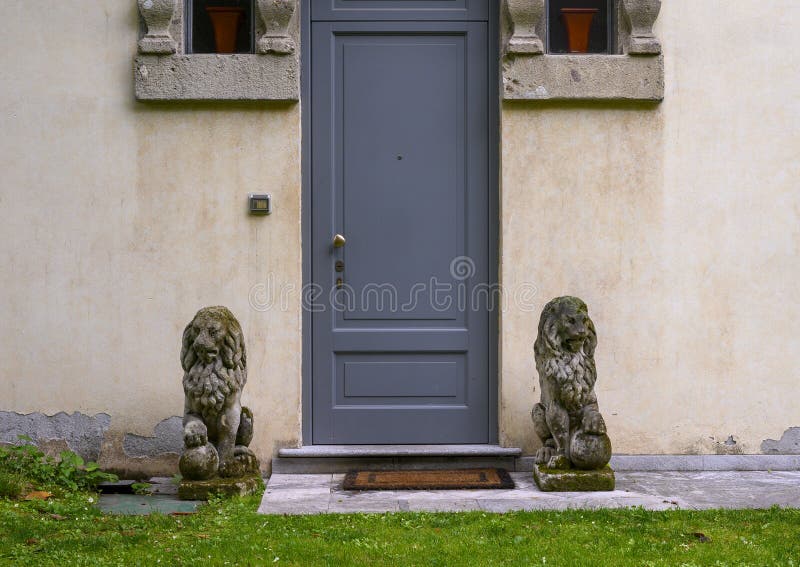 Porta fiancheggiata dalle statue del leone del guardiano nel giardino della Camera di Atellani, Museo Vigna di Leonardo, Milano fotografia stock libera da diritti Porta fiancheggiata dalle statue del leone del guardiano nel giardino della Camera di Atellani, Museo Vigna di Leonardo, Milano fotografia stock libera da diritti