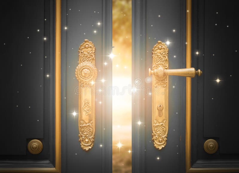 Porta magica aperta con luce e le scintille brillanti immagini stock