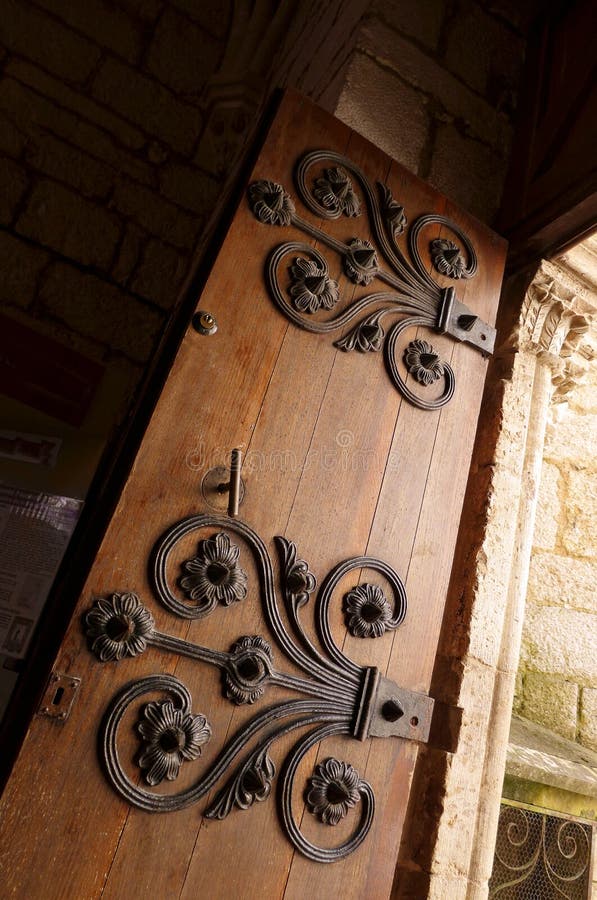 Porta medieval antiga, deco do ferro imagem de stock Porta medieval antiga, deco do ferro imagem de stock