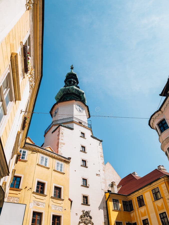 Porta Michael Tower e edifícios antigos medievais de Bratislava, Eslováquia imagens de stock Porta Michael Tower e edifícios antigos medievais de Bratislava, Eslováquia imagens de stock