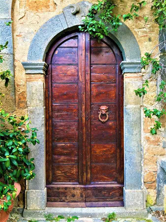 Porta, monstro e história do vintage em Civita di Bagnoregio, cidade na província de Viterbo, Itália imagens de stock royalty free Porta, monstro e história do vintage em Civita di Bagnoregio, cidade na província de Viterbo, Itália imagens de stock royalty free