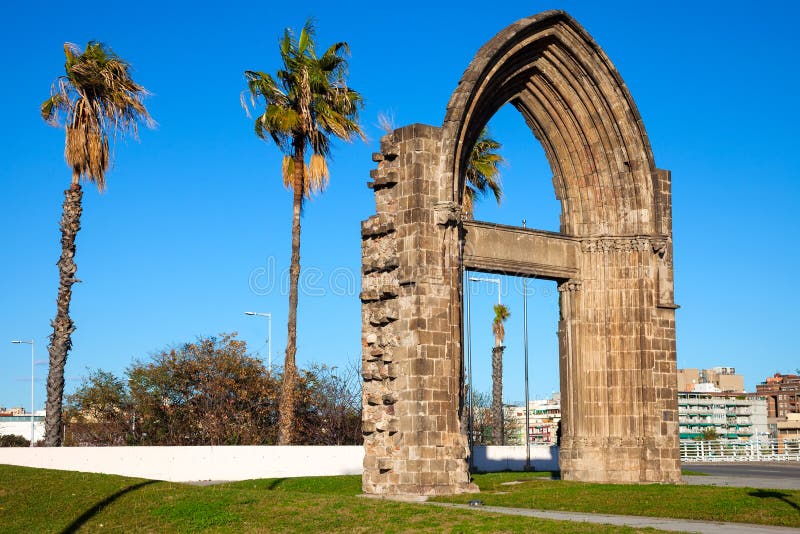 Porta original do arco do convento carmelita de Barcelona foto de stock royalty free Porta original do arco do convento carmelita de Barcelona foto de stock royalty free