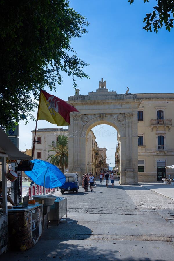 Porta Reale con una vista della via principale presa dal publ fotografia stock Porta Reale con una vista della via principale presa dal publ fotografia stock