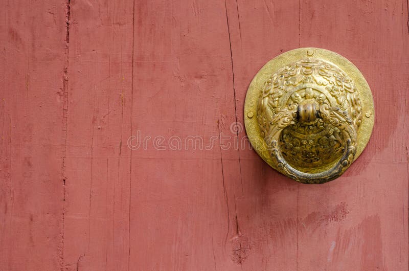 Porta rossa cinese e battitore in oro da simbolizzare fotografia stock Porta rossa cinese e battitore in oro da simbolizzare fotografia stock