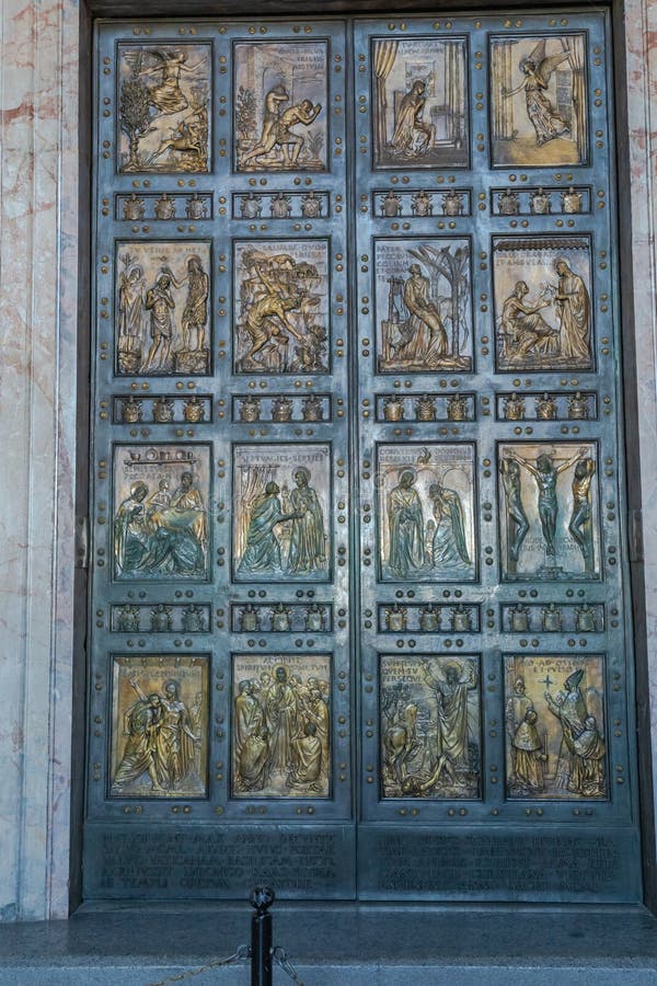 Porta Santa San Pietro Dove Si Trova La Porta Santa Della Basilica Di San Pietro Fotografia Editoriale