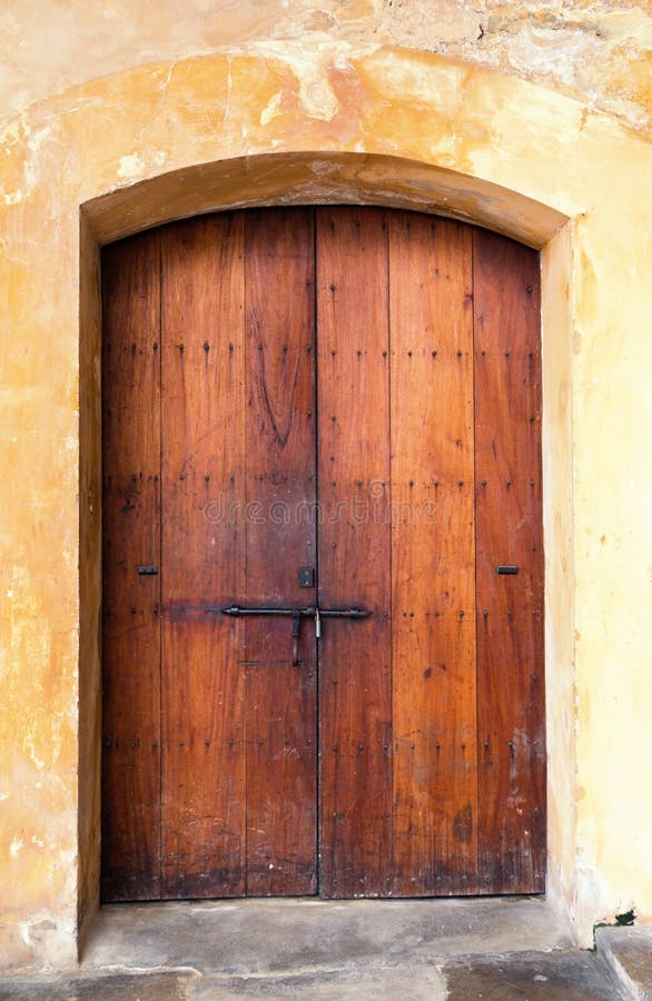 Vecchia Porta Di Legno in Villaggio Spagnolo Immagine Stock Immagine
