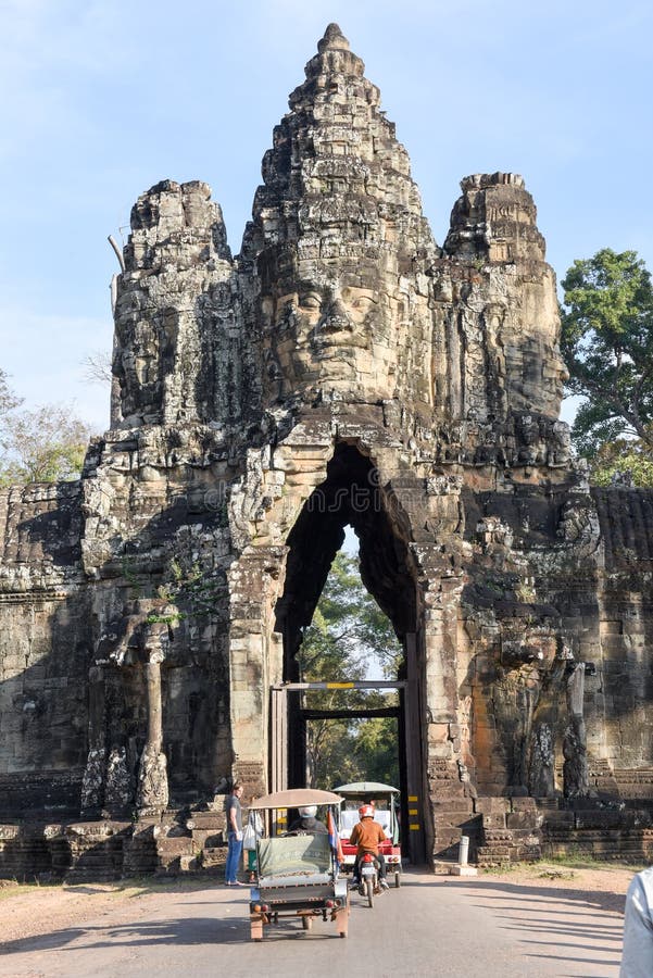 Porta sul a Angkor Thom em Camboja imagens de stock royalty free Porta sul a Angkor Thom em Camboja imagens de stock royalty free