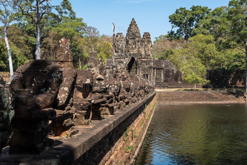Porta sul a Angkor Thom em Camboja, ?sia imagem de stock Porta sul a Angkor Thom em Camboja, ?sia imagem de stock