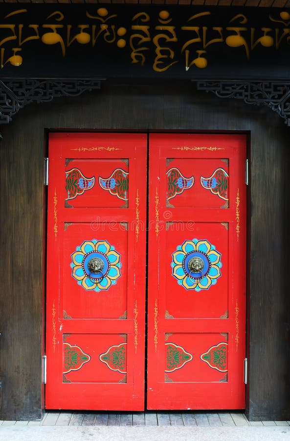 Porta tibetana do estilo foto de stock royalty free Porta tibetana do estilo foto de stock royalty free