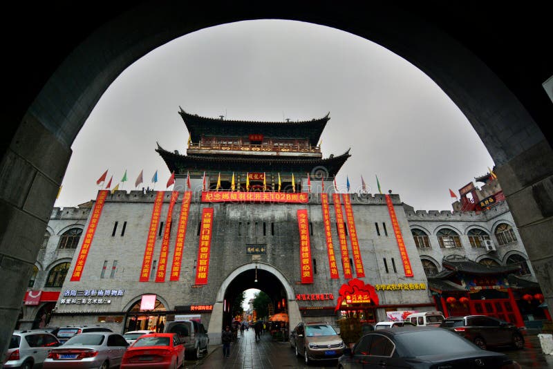 porta-velha-da-cidade-luoyang-henan-china-63263770.jpg