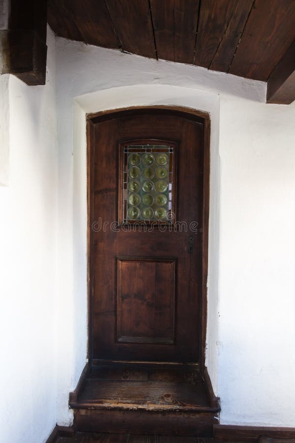Porta velha que marca a entrada a uma construção imagens de stock Porta velha que marca a entrada a uma construção imagens de stock