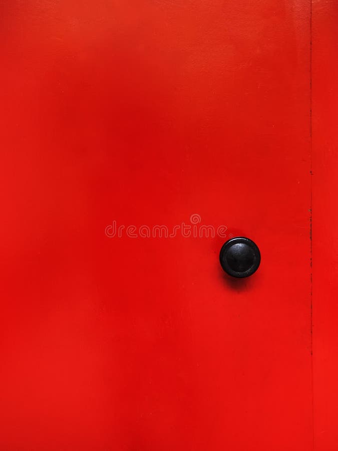 Porta vermelha do metal com punho preto imagens de stock royalty free Porta vermelha do metal com punho preto imagens de stock royalty free