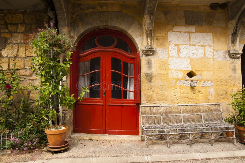 Porta vermelha Saint-Cipriano Dordogne do banco de vime fotografia de stock royalty free Porta vermelha Saint-Cipriano Dordogne do banco de vime fotografia de stock royalty free