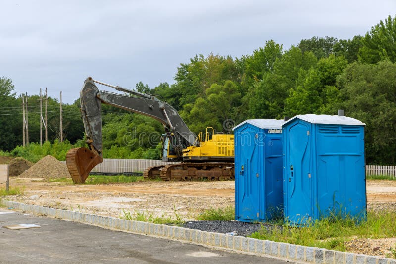 Cabine De Toilettes Portables À Plein Chantier De Construction Banque  D'Images et Photos Libres De Droits. Image 50374699