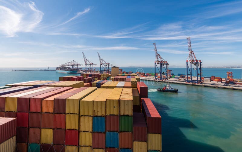 Portacontenedores apilada grande en el muelle de Ben Schoeman, dejando el puerto de Cape Town con ayuda del tirón, Suráfrica imagen de archivo Portacontenedores apilada grande en el muelle de Ben Schoeman, dejando el puerto de Cape Town con ayuda del tirón, Suráfrica imagen de archivo